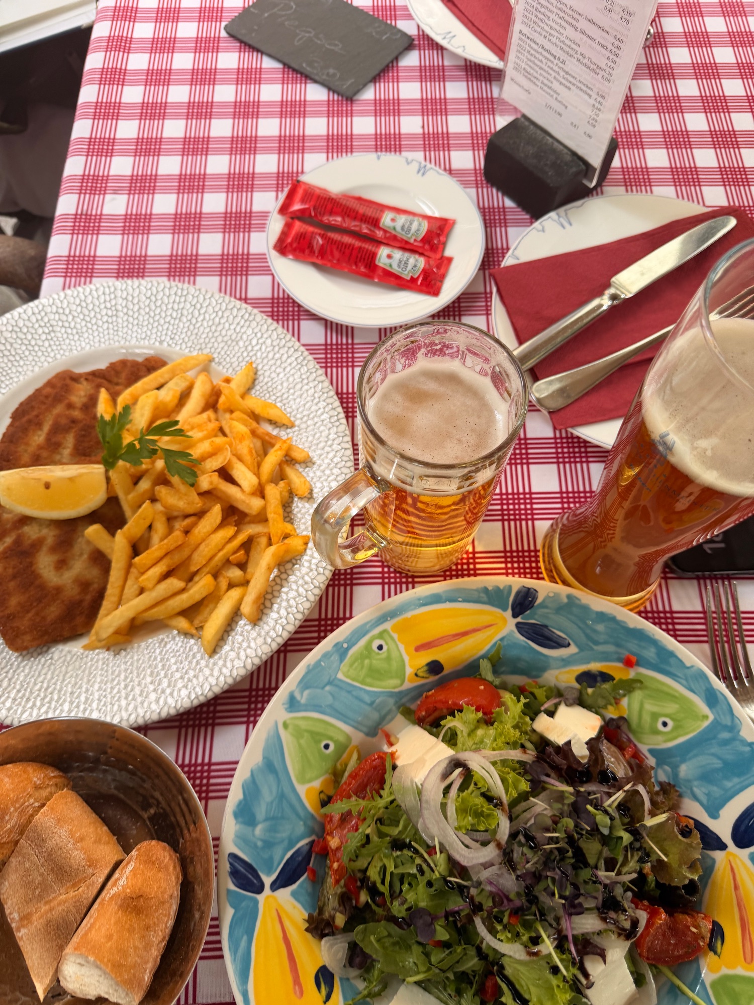 Wienerschnitzel und Bier, bitte